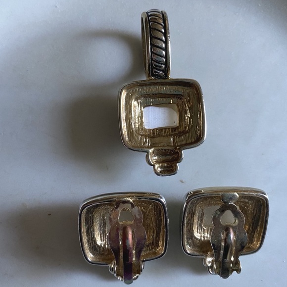 Vintage mother of pearl clip on earrings and pendant set - Picture 4 of 4